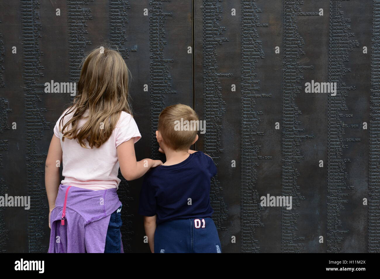 Zwei Kinder suchen am Denkmal für die North Eastern Railway Männer im ersten Weltkrieg, York Stadtzentrum, North Yorkshire starben, Stockfoto