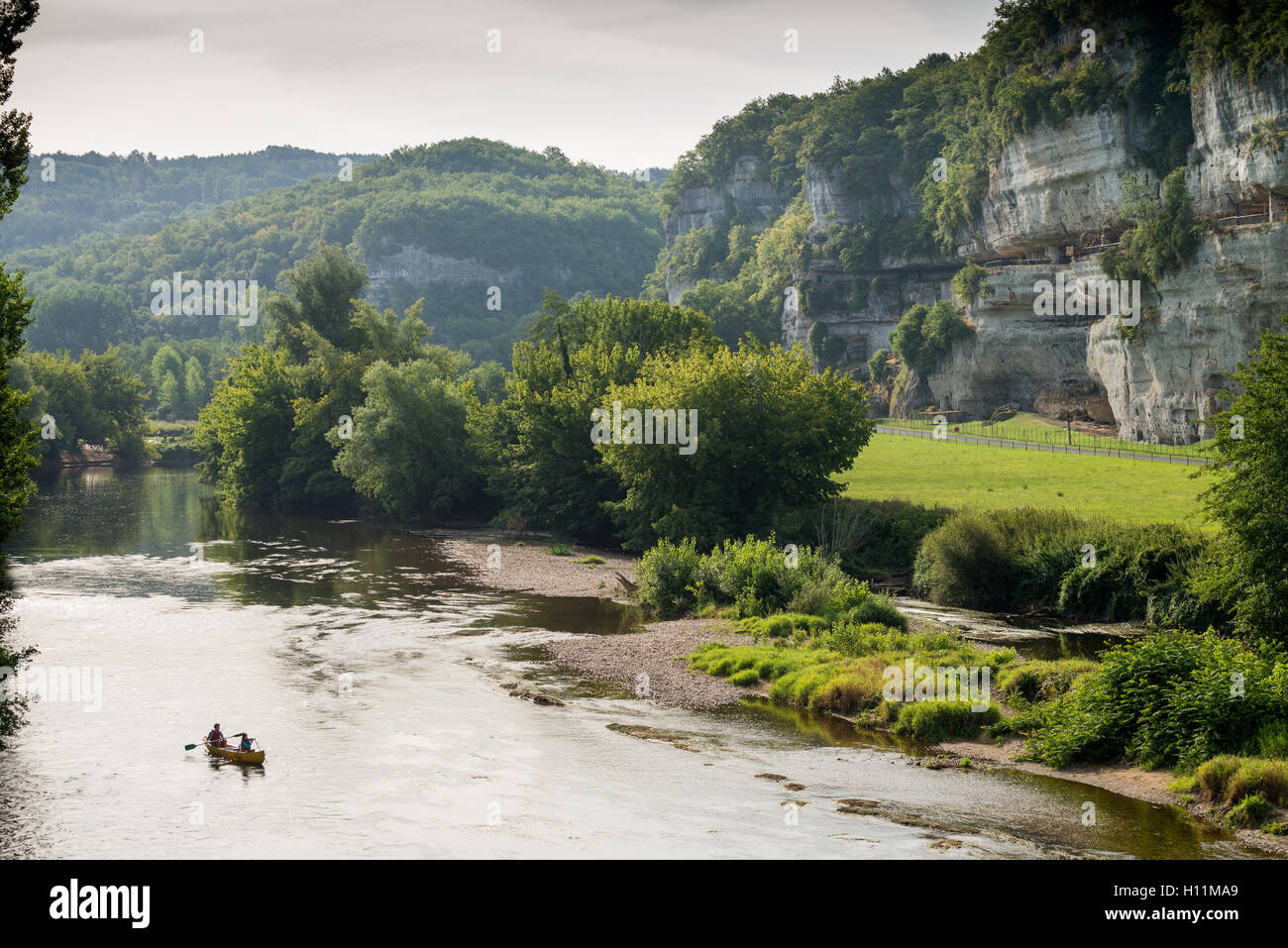 Kajakfahrer am Fluss in der Nähe von La Roque Saint-Christophe, Peyzac le Moustier, Dordogne, Frankreich. Stockfoto