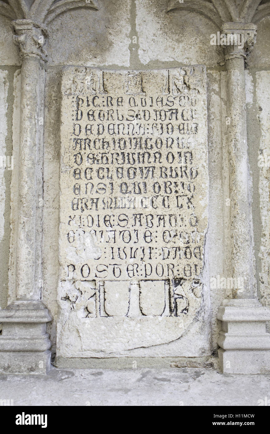 Lateinische Schriften Stein im Inneren der Kirche, symbol Stockfoto