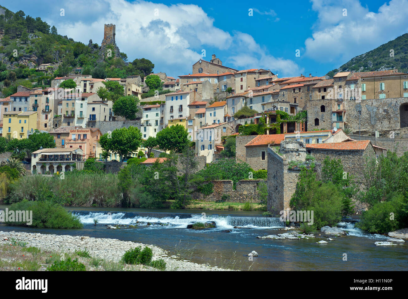 Das Dorf Roquebrune in der Saint-Chinian Weinherstellung Region der französischen Departement Hérault Stockfoto