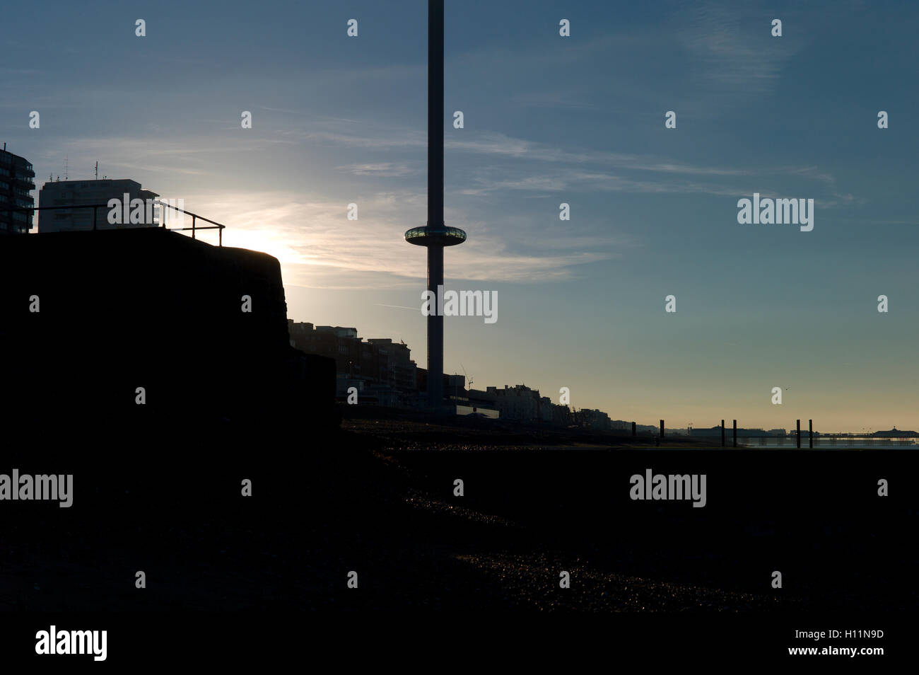Sonnenaufgang über Brighton Hotels und Strand, i360 Aussichtsturm in der silhouette Stockfoto