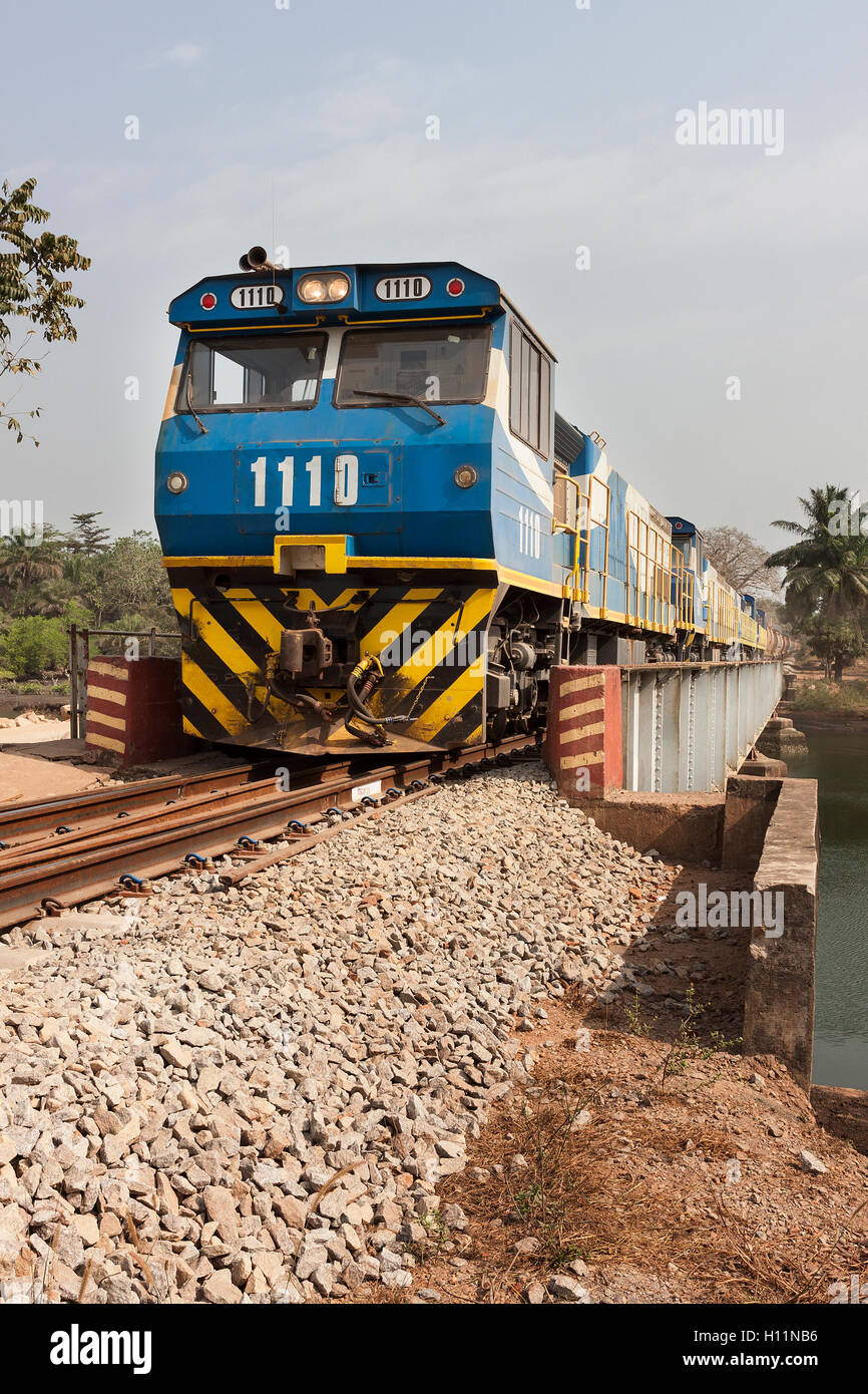 Operationen für das Transportieren und Verwalten von Eisenerz. Volle Eisenerz Zug von meinen crossing River Bridge in der Nähe von port vor der Entlassung Last für den Versand. Stockfoto