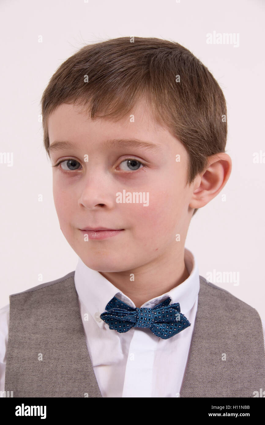 Porträt eines jungen Mannes, unergründlich: 8 Jahre alten Jungen tragen formalen Fliege und Weste Stockfoto