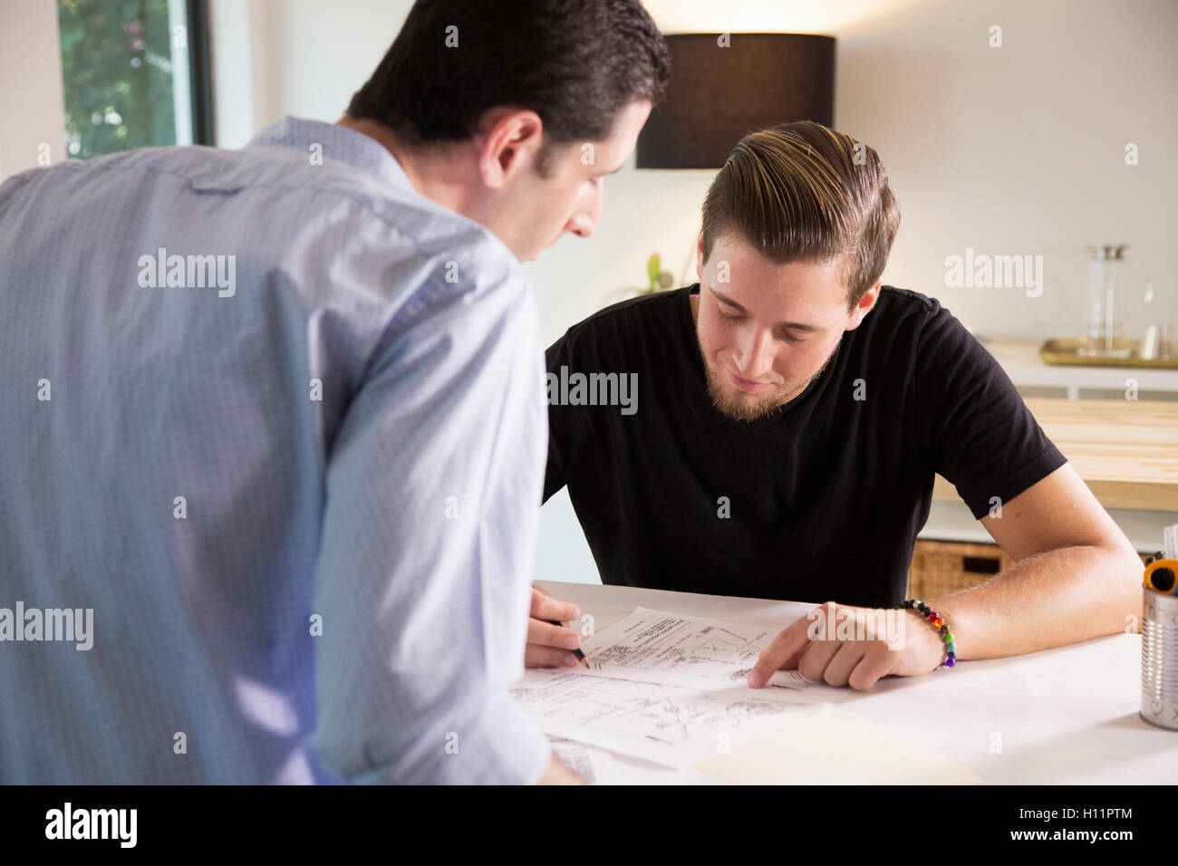 Zwei männliche Büroangestellte, Austausch von Ideen in einem modernen Büro Stockfoto