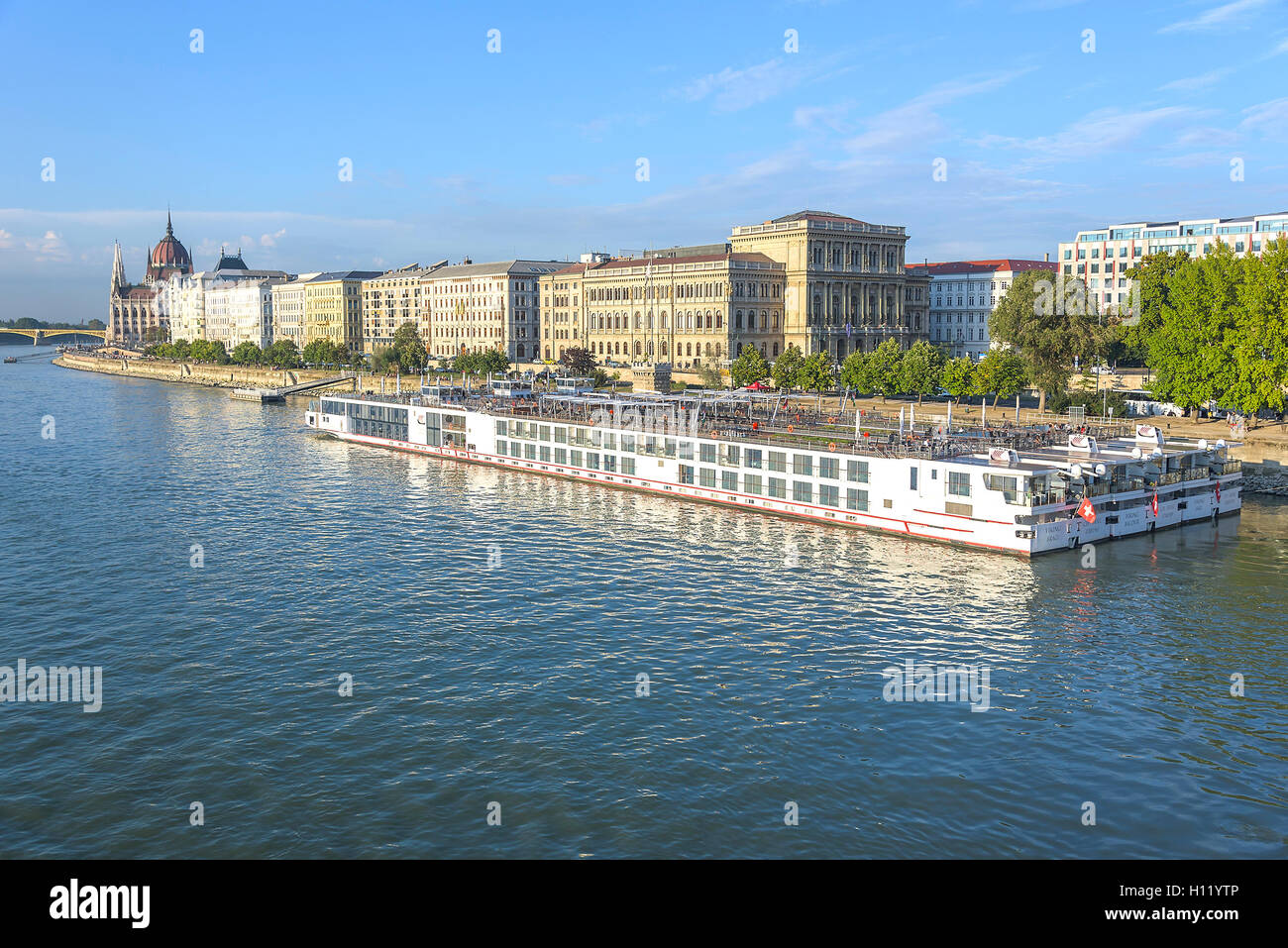 BUDAPEST, SEPTEMBER 17: Vergnügen und Kreuzfahrt-Schiffe auf der Donau am 17. September 2016 in Budapest, Ungarn. Touristische Ausflüge Stockfoto