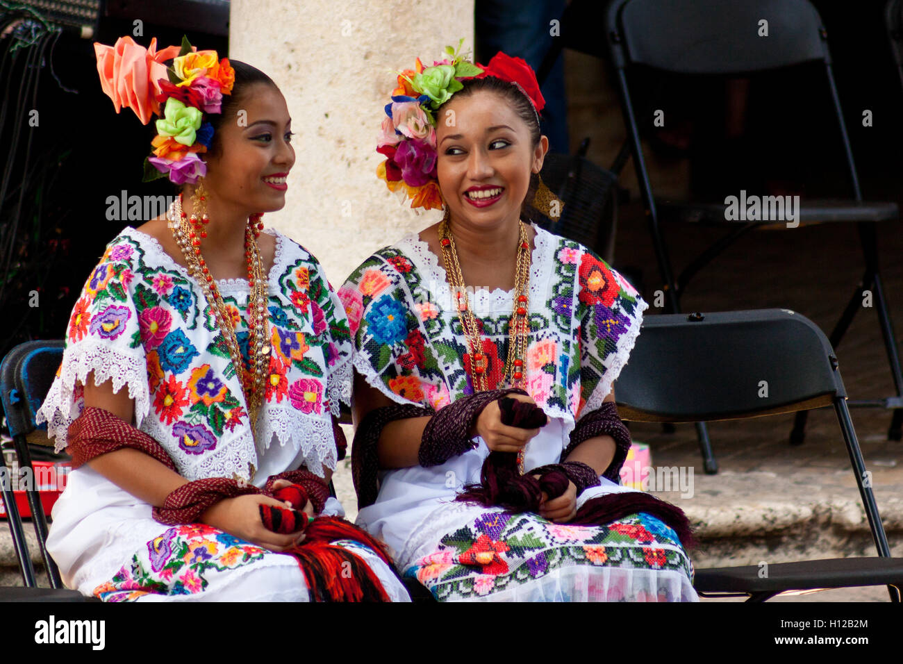 Zwei yukatekischen Mädchen wartet seinerseits in das Stadtfest "La Vaqueria" tanzen miteinander zu reden Stockfoto