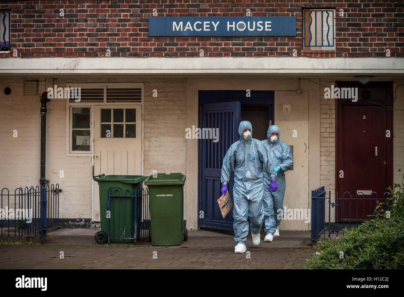 Terrorismusbekämpfung gerichtsmedizinischen Teams suchen und Entfernen von Elementen aus islamistischen terroristischen Michael Adebowale's Flat in South East London, UK. Stockfoto