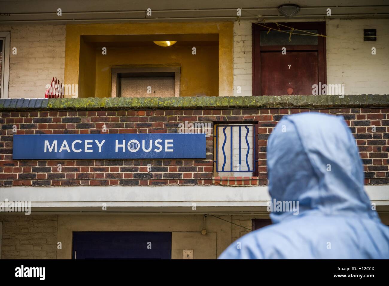 Terrorismusbekämpfung gerichtsmedizinischen Teams suchen und Entfernen von Elementen aus islamistischen terroristischen Michael Adebowale's Flat in South East London, UK. Stockfoto
