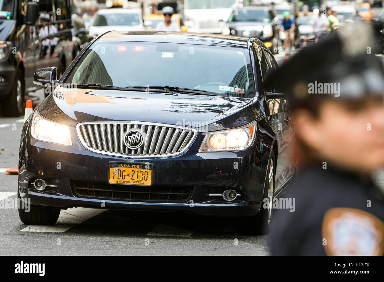 Ein Auto mit speziellen Berechtigungen geht entlang der reservierten Spur auf der 2nd Avenue während der UN-Generalversammlung. Stockfoto