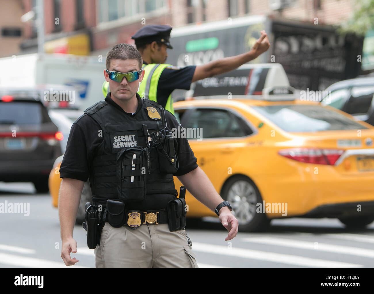 Secret Service-Agent hilft direkten Verkehr und halten Sie die reservierte Fahrspur klar während einer Generalversammlung der Vereinten Nationen. Stockfoto