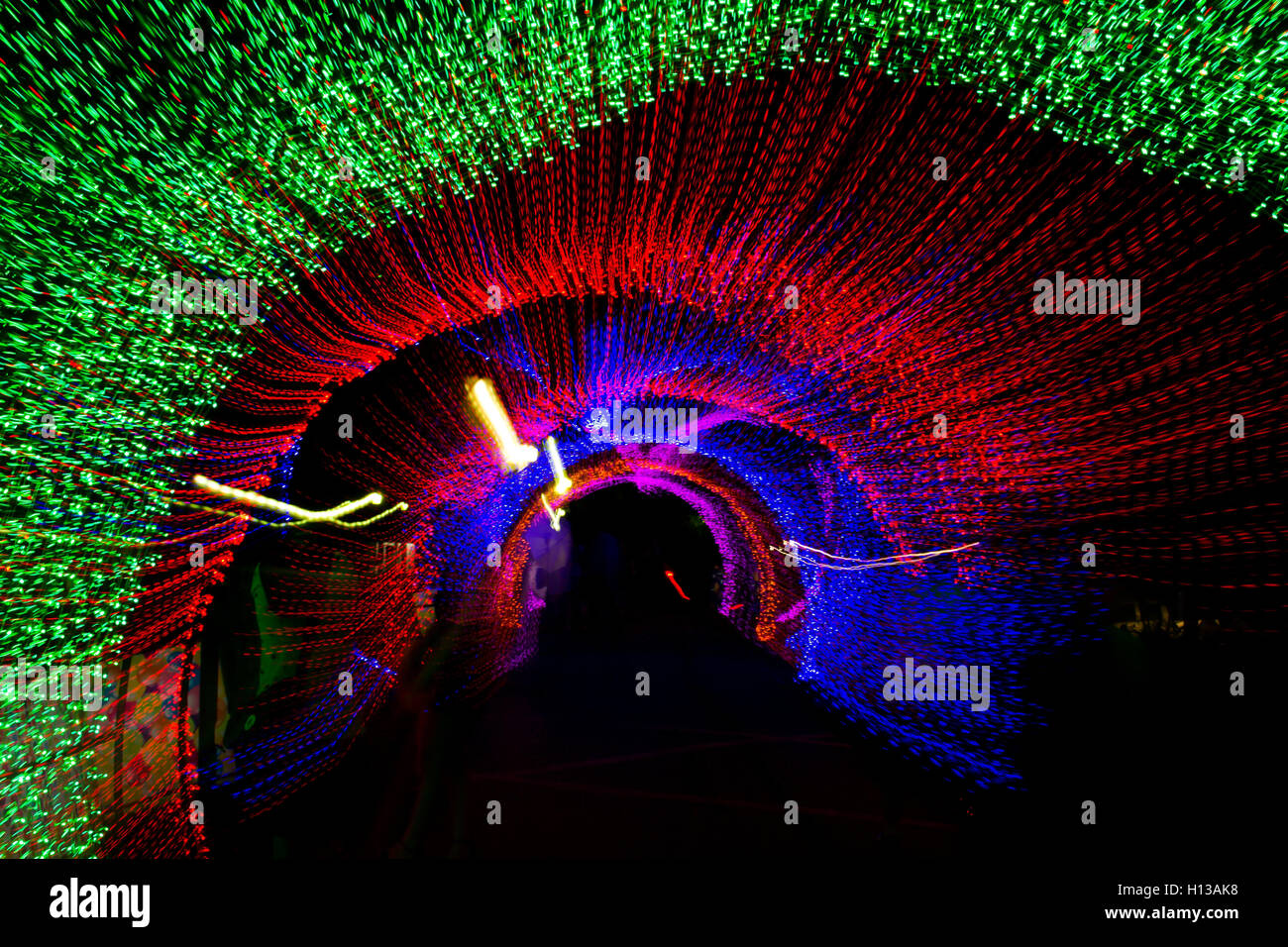 Tunnel von Neonlicht im neuen Jahr Stockfoto