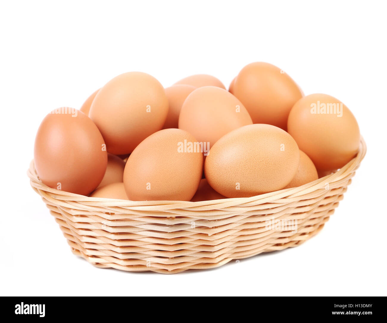 Braunen Eiern in den Korb auf einem weißen. Stockfoto