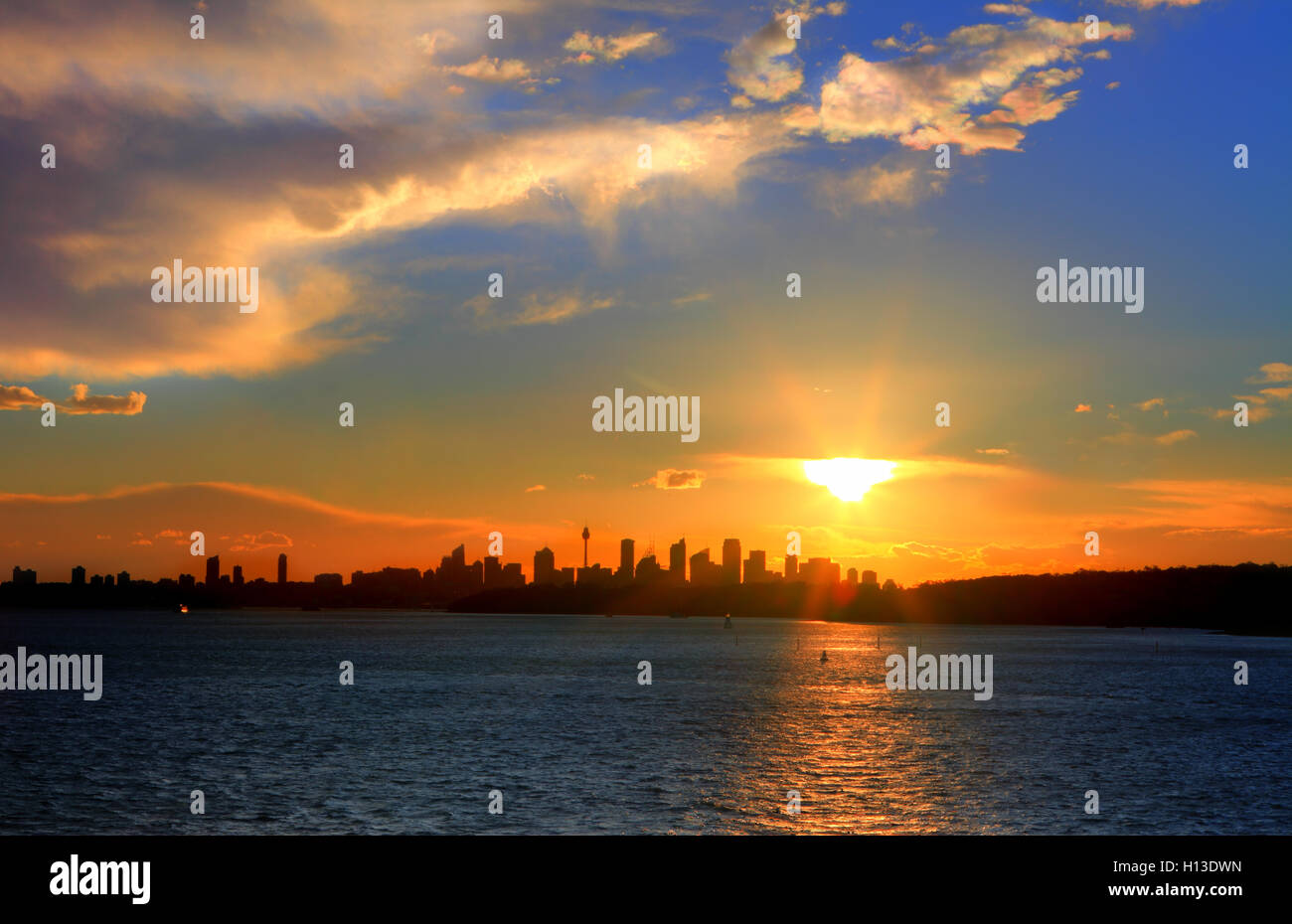 Sonnenuntergang über dem Hafen von Sydney mit Stadtsilhouette Stockfoto