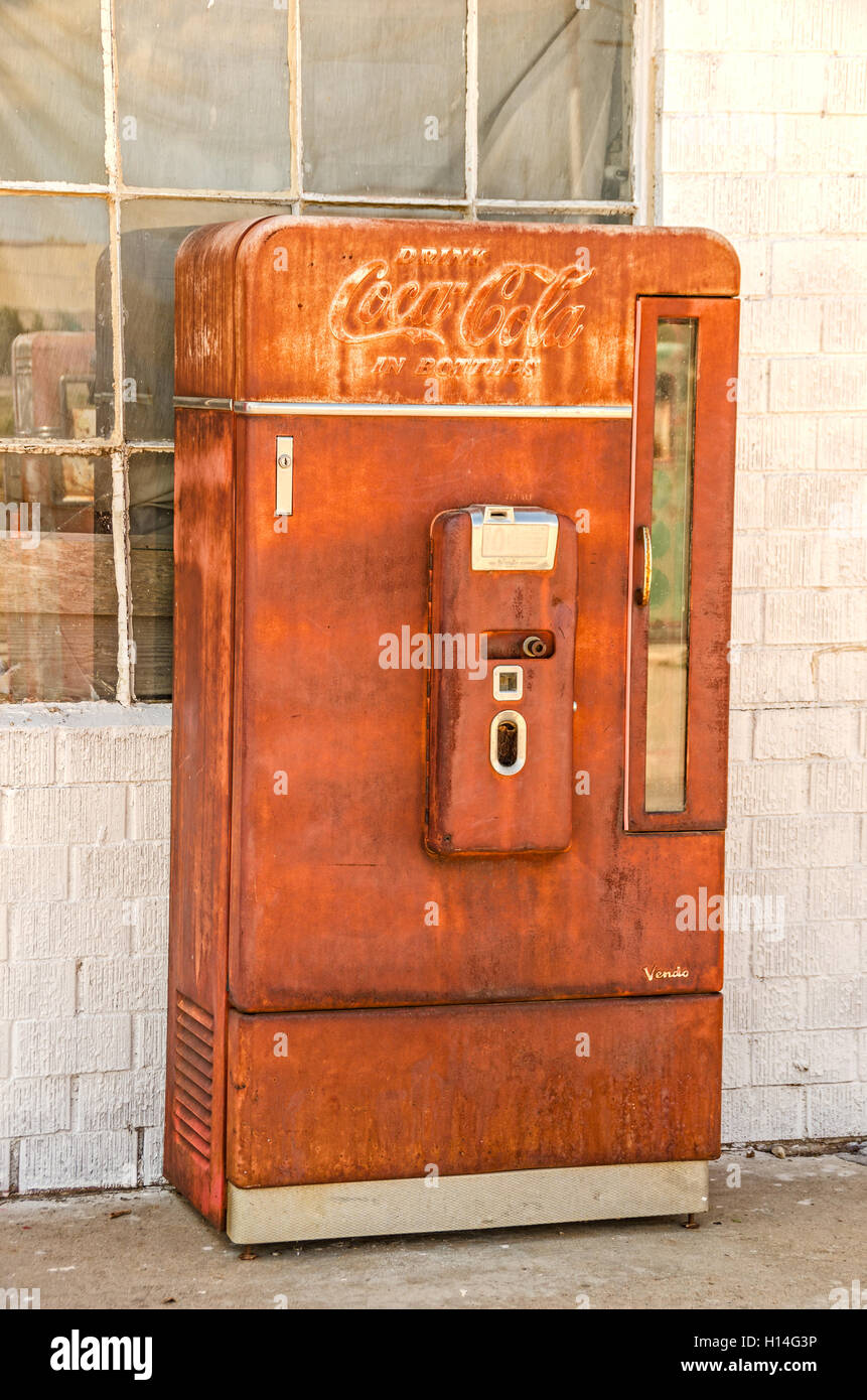Foto von einer alten, rostigen Coca-Cola-Automaten Stockfoto