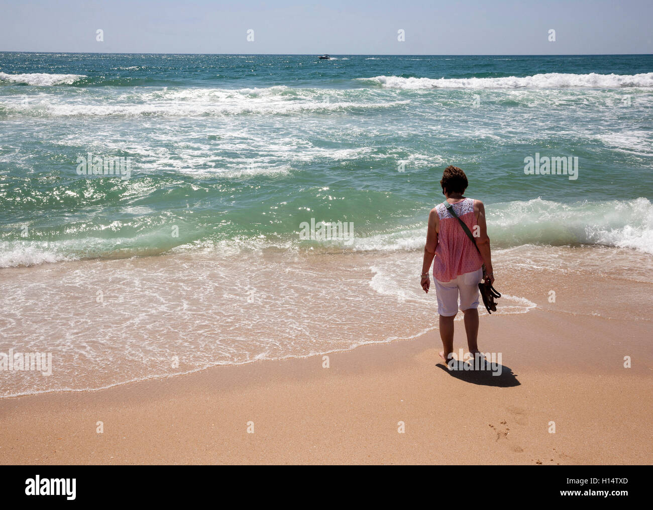 Lady Paddeln im Atlantik Algarve Portugal Stockfoto