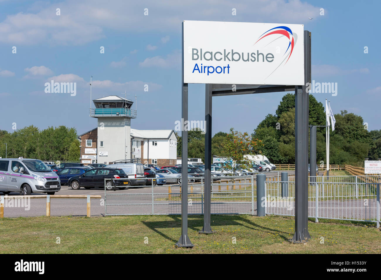 Eingang zum Blackbushe Flughafen, London Road, Blackwater, Hampshire, England, Vereinigtes Königreich Stockfoto