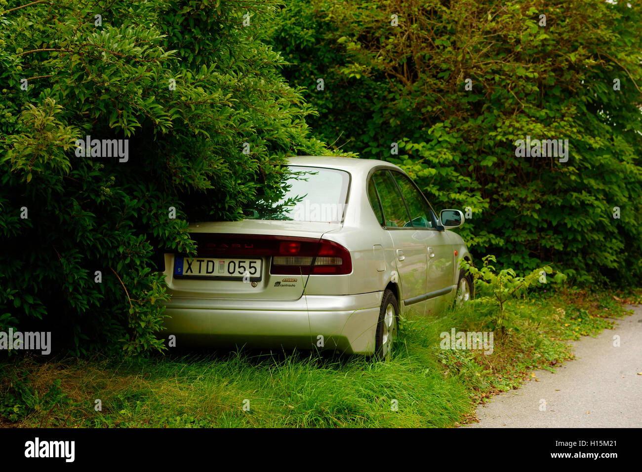 Skarhamn, Schweden - 9. September 2016: Ökologische Dokumentation über ein 2000 Subaru Legacy geparkt am Straßenrand vor langer Zeit und dese Stockfoto