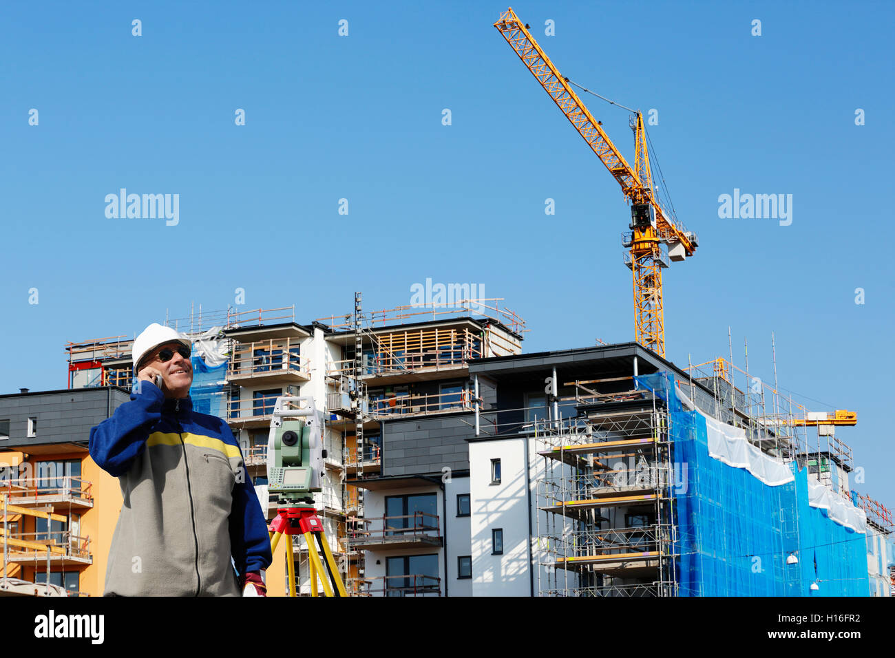 Geometer, Ingenieur mit Messgerät Stockfoto