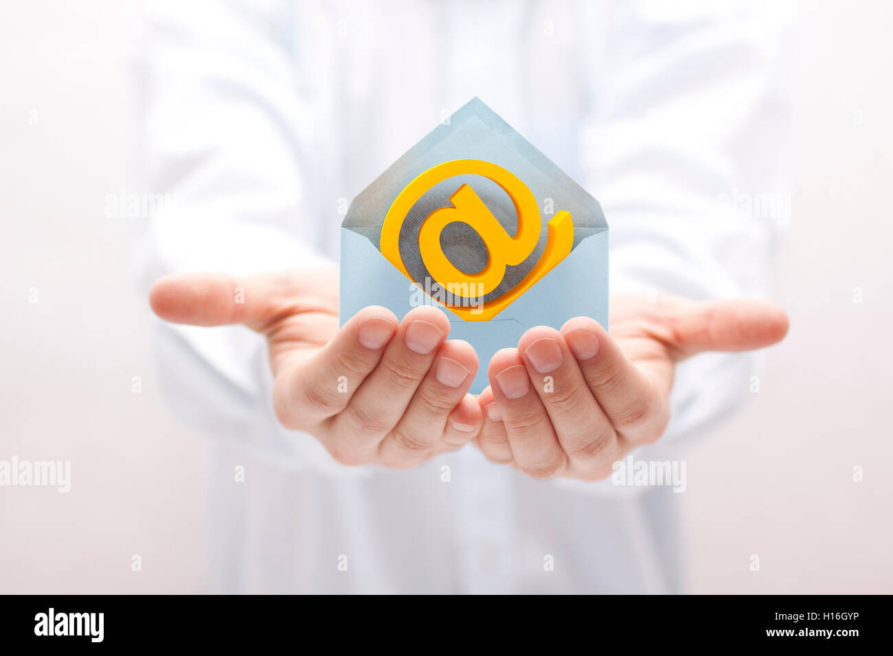 E-Mail-Symbol mit Umschlag in Händen Stockfoto