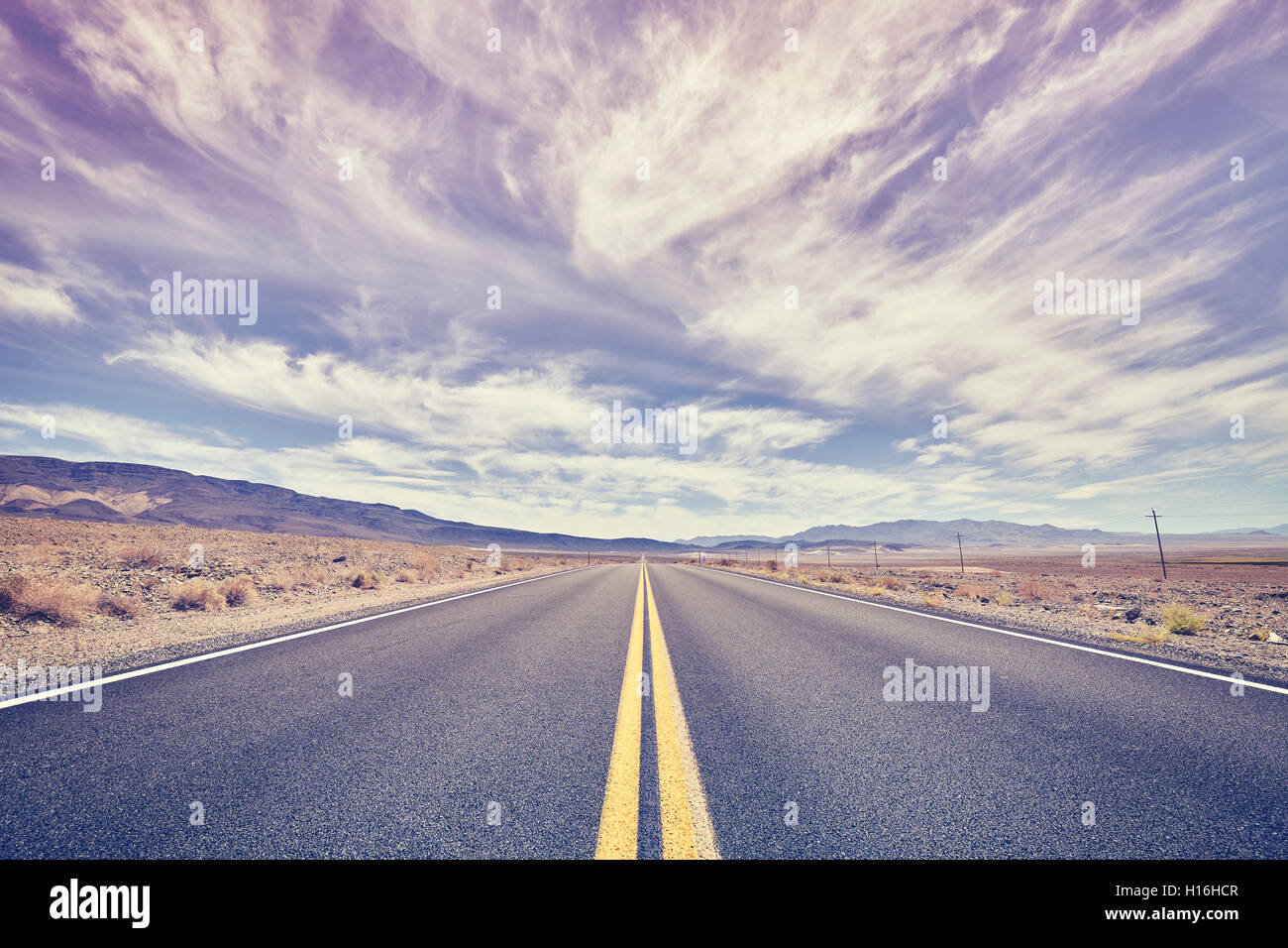 Endlosen Wüstenstraße im Death Valley, Rosenquarz und Gelassenheit Farbe getönt, Reisekonzept, USA. Stockfoto