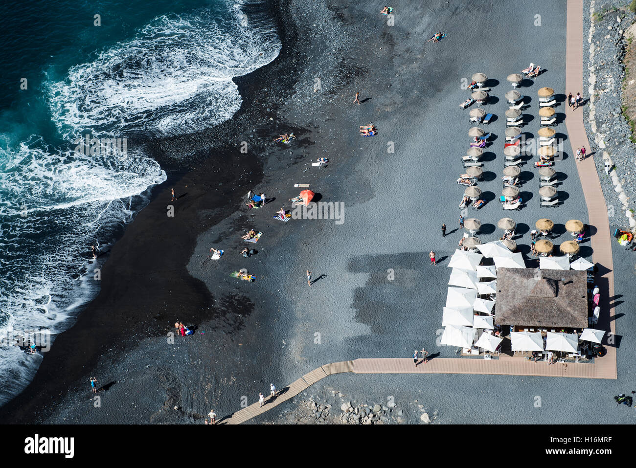 Luftaufnahme, Strand mit schwarzem Sand, Liegestühle und Sonnenschirme, Playa de La Enramada, Atlantikküste, South Coast, Costa Adeje Stockfoto