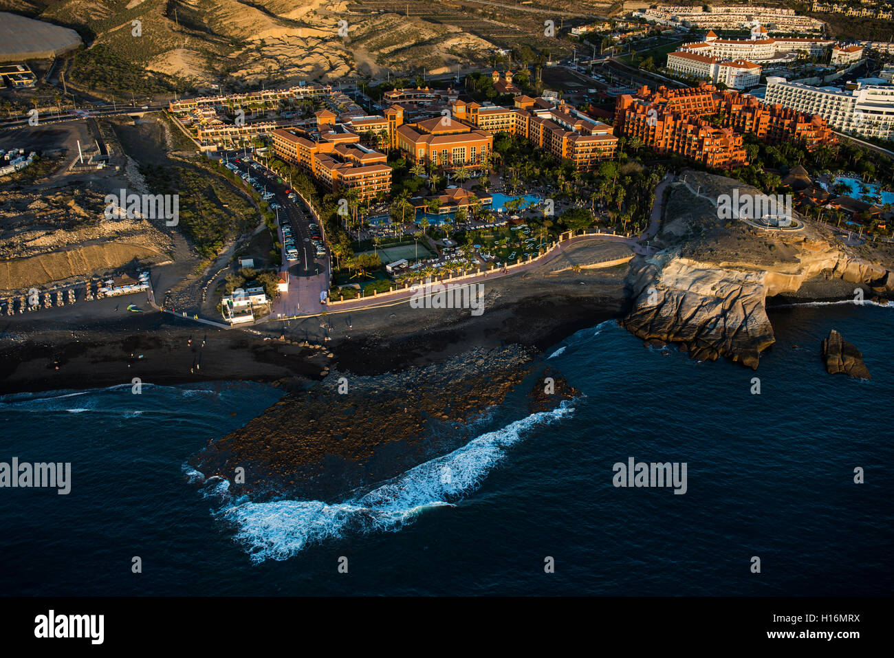 Luftaufnahme, Strand, Playa de La Enramada, Erholungsort an der Küste mit Hotel H10 Costa Adeje Palace, Costa Adeje, Teneriffa, Spanien Stockfoto