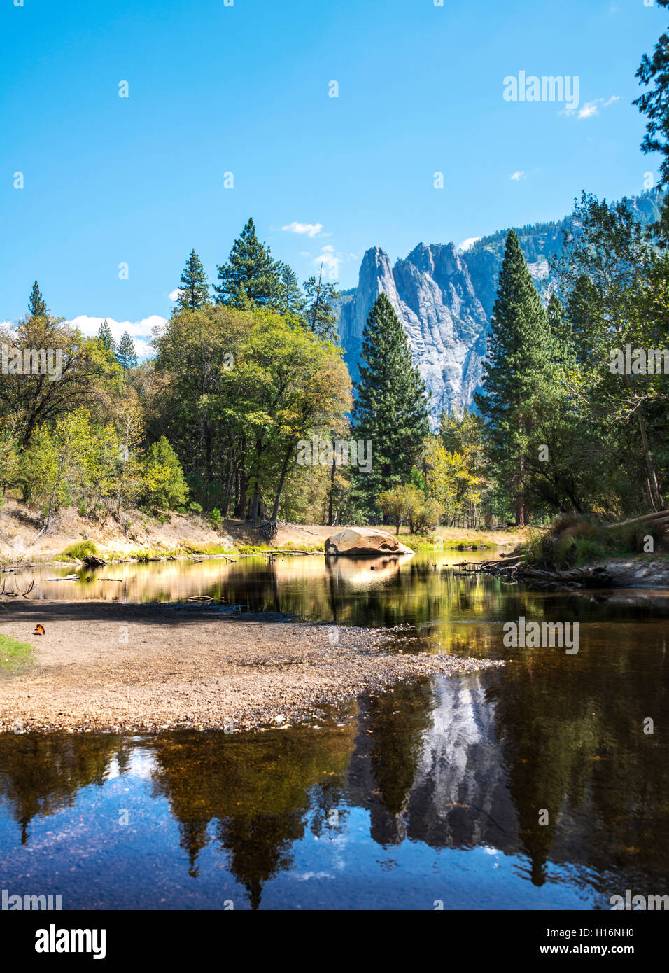 Berge im Wasser spiegelt, Merced River, Yosemite Valley, Yosemite Nationalpark, UNESCO-Weltkulturerbe, Kalifornien, USA Stockfoto