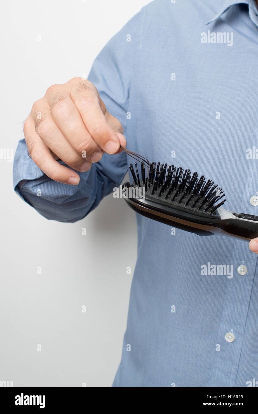 Brünette Mann überprüfen die Haarbürste für Haar Stockfoto
