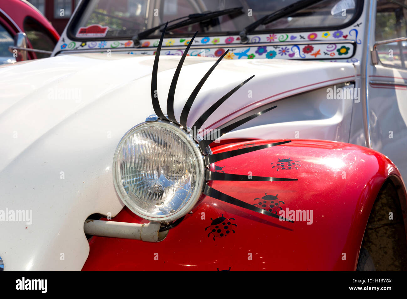 Scheinwerfer eines Autos mit den Wimpern geschmückt wie ein Auge Stockfoto
