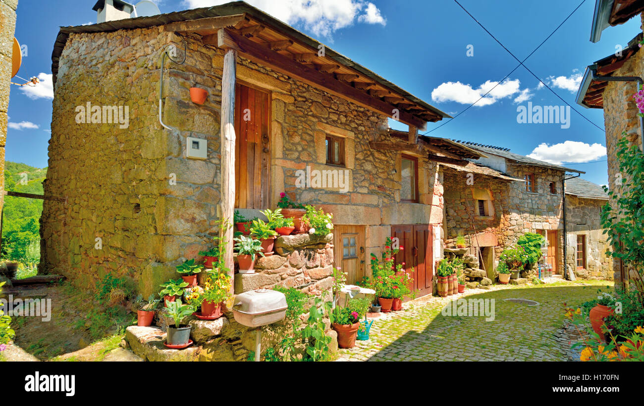 Portugal: Traditionelle Stein Gasse und Häuser in Montesinho Bergdorf Stockfoto