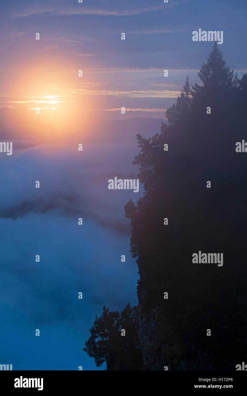 Dramatischen Sonnenuntergang gesehen auf einer Wanderung durch die Schweizer Alpen, Berner Oberland, über den Wolken, schöne Aura, voller Atmosphäre. Stockfoto