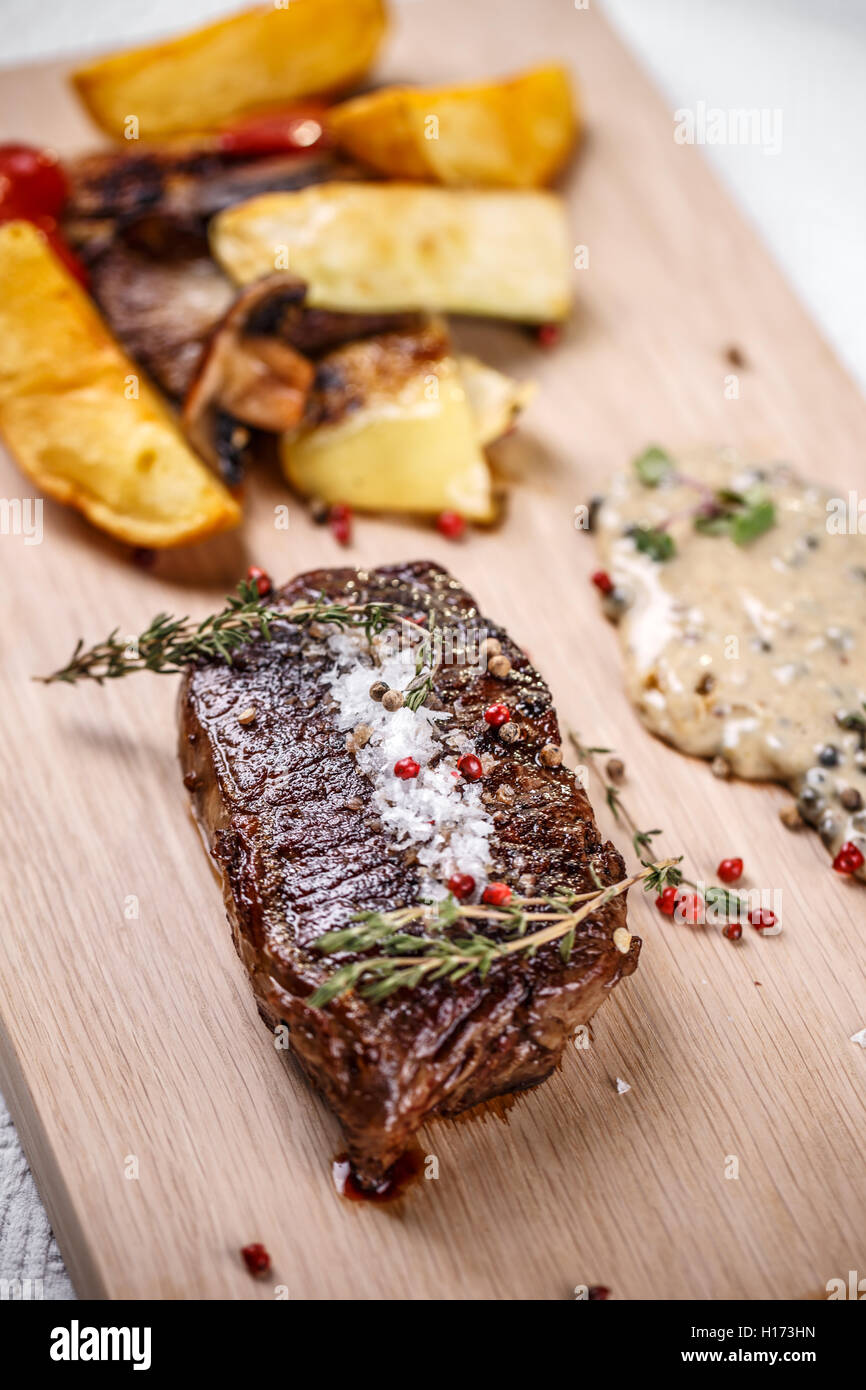 Rosmarin, Maldon Salz und Pfeffer auf gegrilltes steak Stockfoto