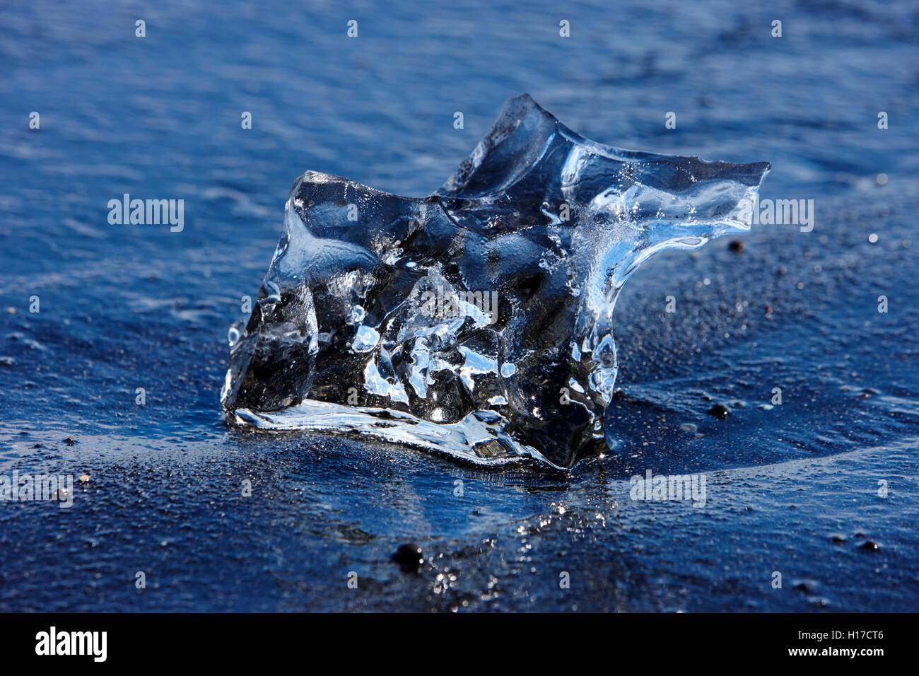 Eis, schwarzen Sand Diamant Strand am Jökulsárlón Island angespült Stockfoto