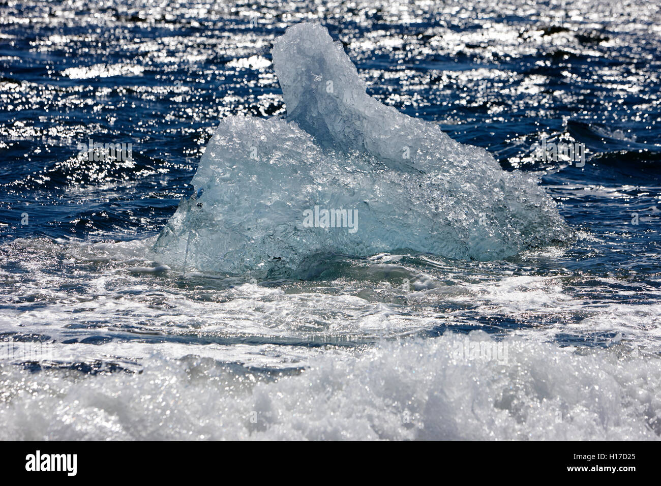 Eisberg am schwarzen Sandstrand am Jökulsárlón Island Abwasch Stockfoto