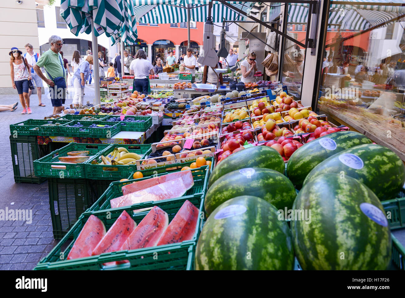 Lugano, Schweiz - 25 august 2016: Menschen beim Einkaufen auf einem frischen Obst und Gemüse Markt von Lugano auf den italienischen Teil des Sw Stockfoto