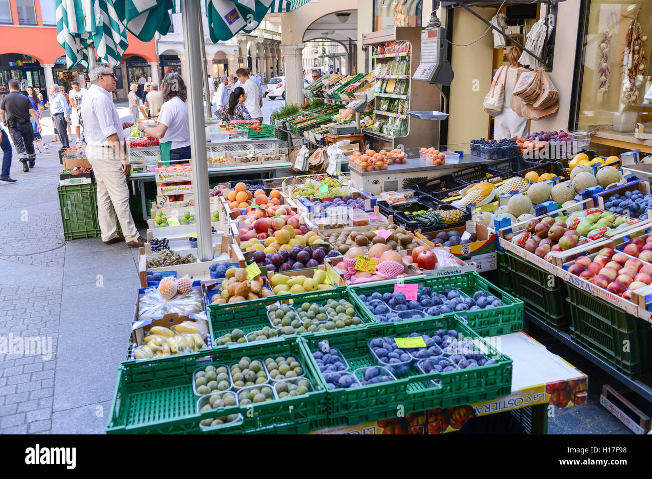 Lugano, Schweiz - 25 august 2016: Menschen beim Einkaufen auf einem frischen Obst und Gemüse Markt von Lugano auf den italienischen Teil des Sw Stockfoto