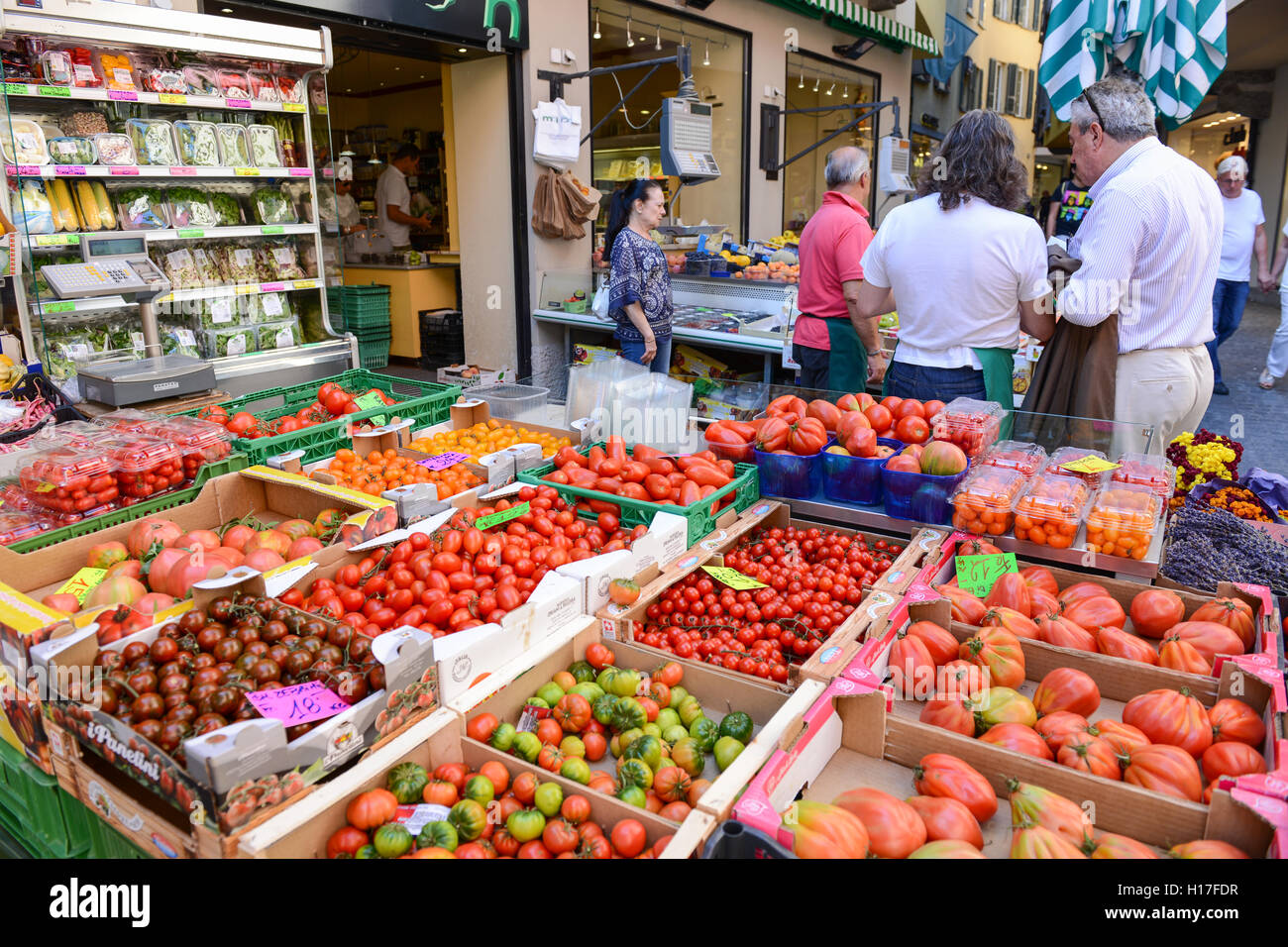Lugano, Schweiz - 25 august 2016: Menschen beim Einkaufen auf einem frischen Obst und Gemüse Markt von Lugano auf den italienischen Teil des Sw Stockfoto