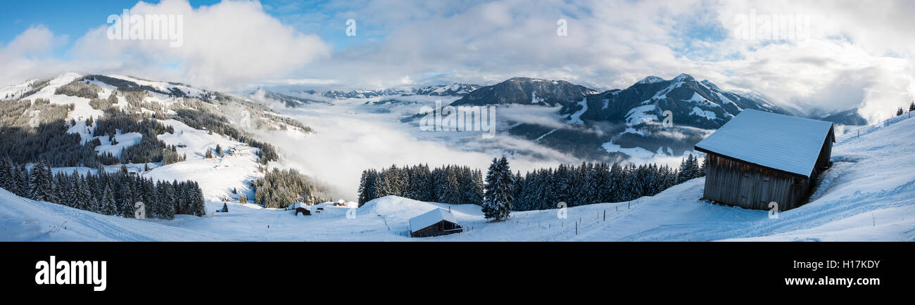 Ferienhaus in Skigebiet mit Blick auf die Alpen, Cloud Abdeckung über dem Inntal, Brixen im Thale, Tirol, Österreich Stockfoto