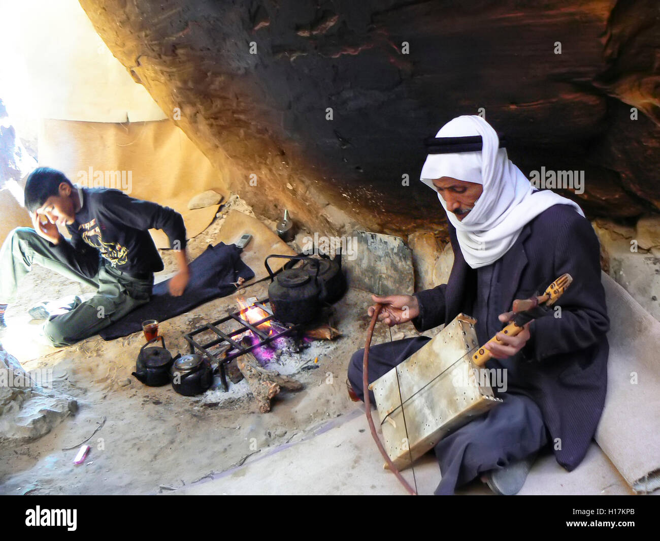 Beduinen mit altes Instrument, Art der Gitarre bei Petra, Jordanien Stockfoto