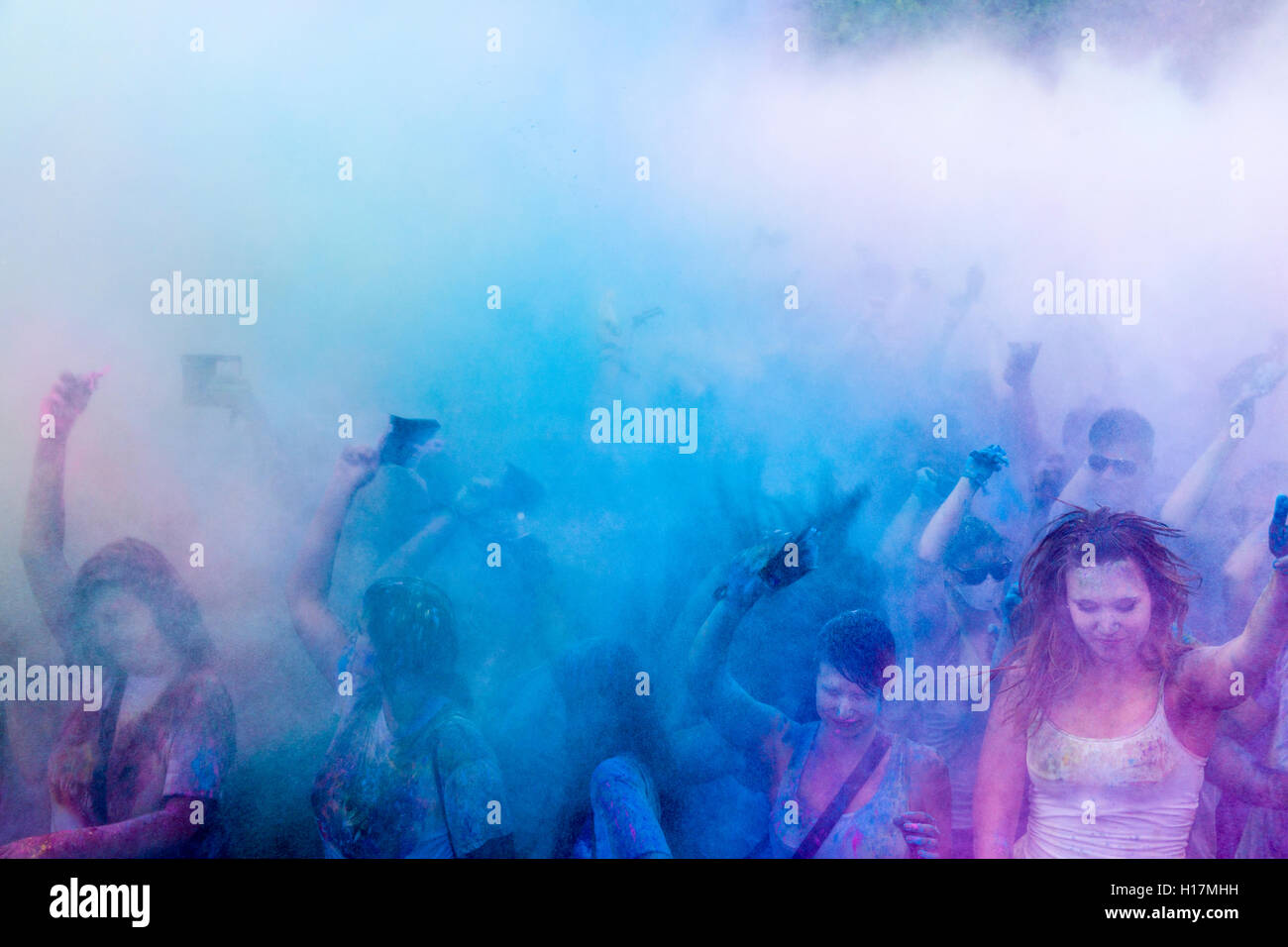 Tausende von jungen Frauen und der Mann sind, werfen in Farbe Pulver in der Luft an den bunten Holi Festival, Dresden, Sachsen, Deutschland Stockfoto