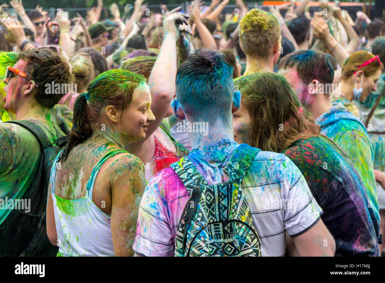 Viele junge Frauen und Männer gefärbt werden von colorpowder an der bunten Holi Festival, Dresden, Sachsen, Deutschland Stockfoto