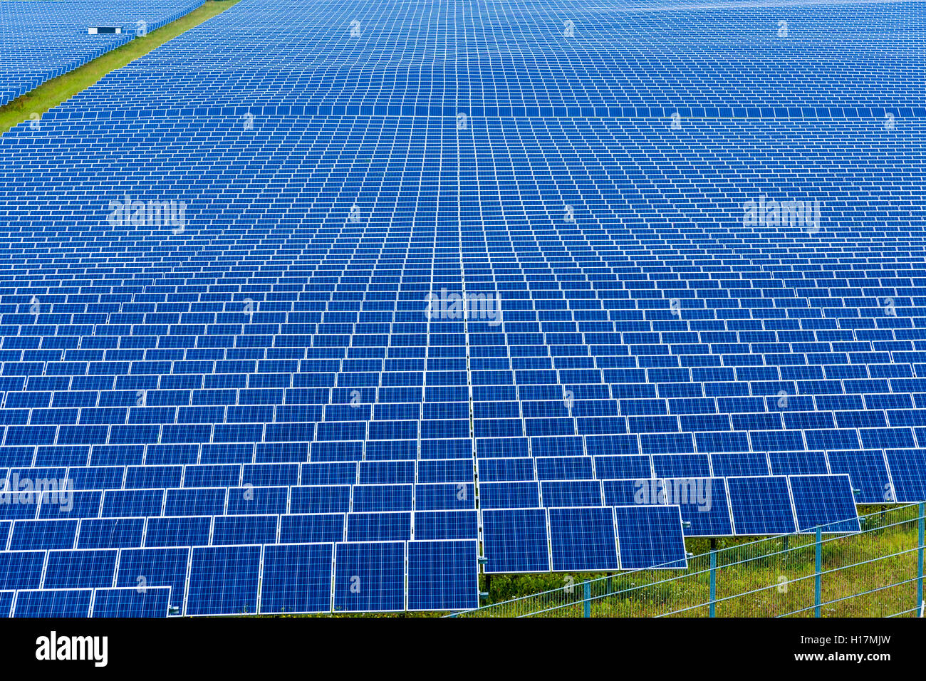 Viele Photovoltaik Solar Panels sind Teil einer großen Solar Triebwerk Buckendorf, Bayern, Deutschland Stockfoto