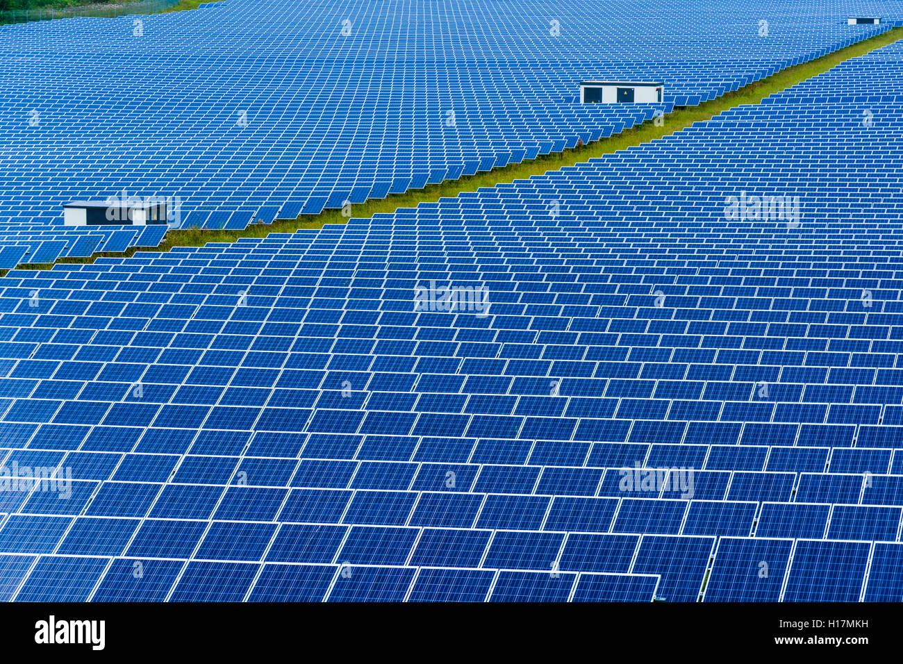 Viele Photovoltaik Solar Panels sind Teil einer großen Solar Triebwerk Buckendorf, Bayern, Deutschland Stockfoto