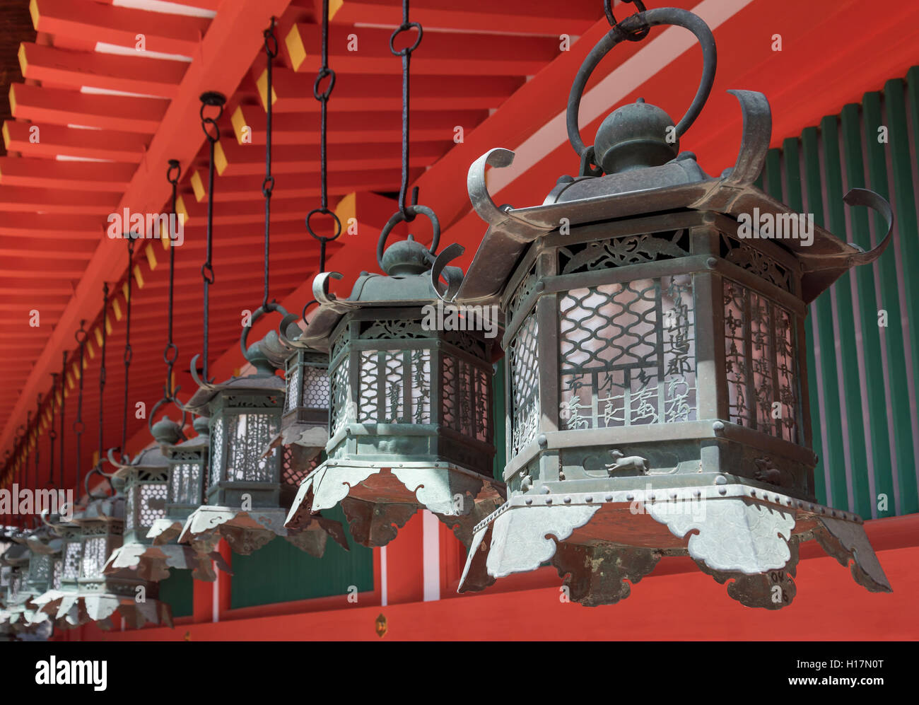 Bronze Laternen am Kasuga-Taisha-Schrein in Nara, Japan Stockfoto