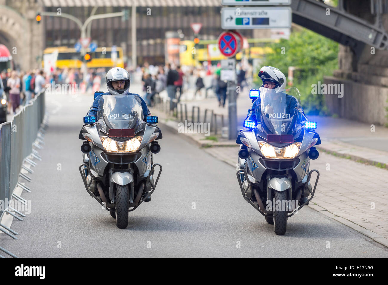 Polizei auf Motorrädern, Hamburg, Deutschland Stockfoto