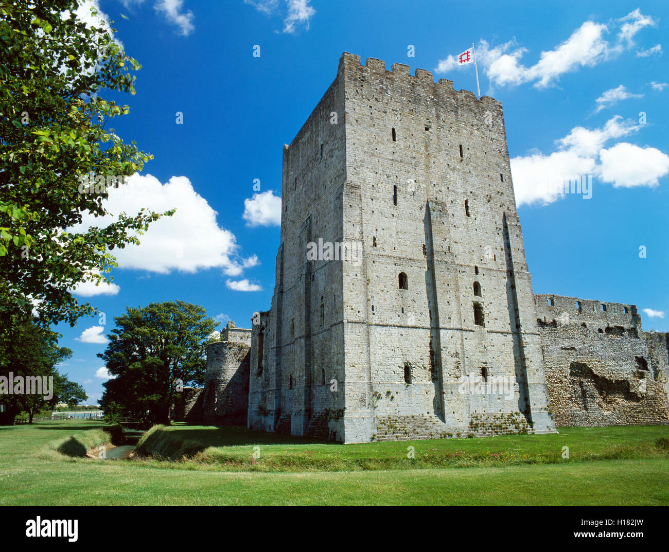 Die rechteckige normannische Burg halten an der nordwestlichen Ecke des Römerkastells Shore, Portchester Castle, Portsmouth Harbour, Hampshire, England, UK Stockfoto