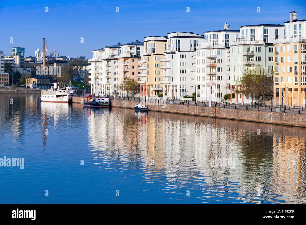 Stadtbild mit modernen Wohnhäuser in Stockholm. Sodermalm Bezirk, Masthamnen Damm Stockfoto