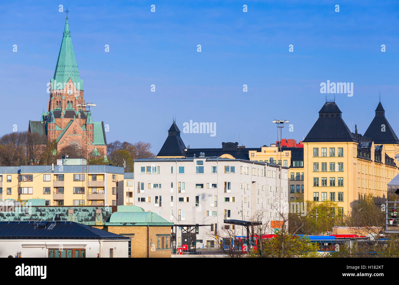 Stadtbild von Stockholm. Sodermalm Bezirk, Sofia Kyrka Turm als eine dominante skyline Stockfoto