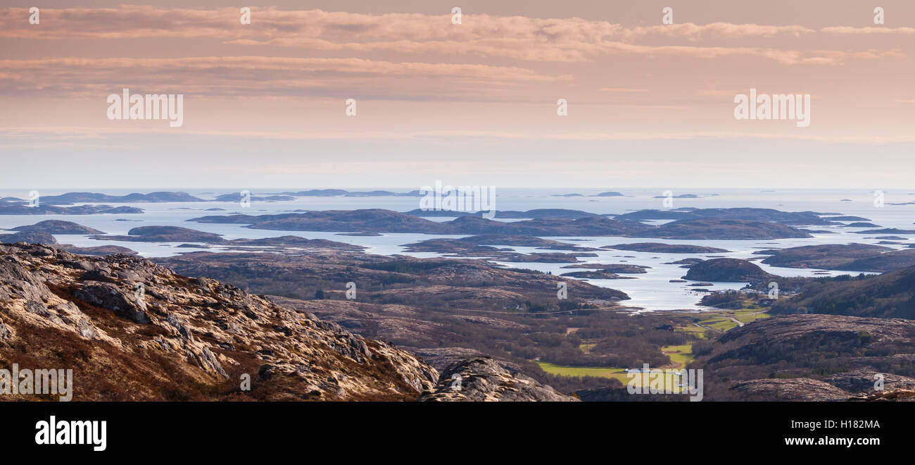 Panorama der norwegischen Küstenlandschaft mit Meer, Himmel und felsigen Hügeln im Frühling Stockfoto