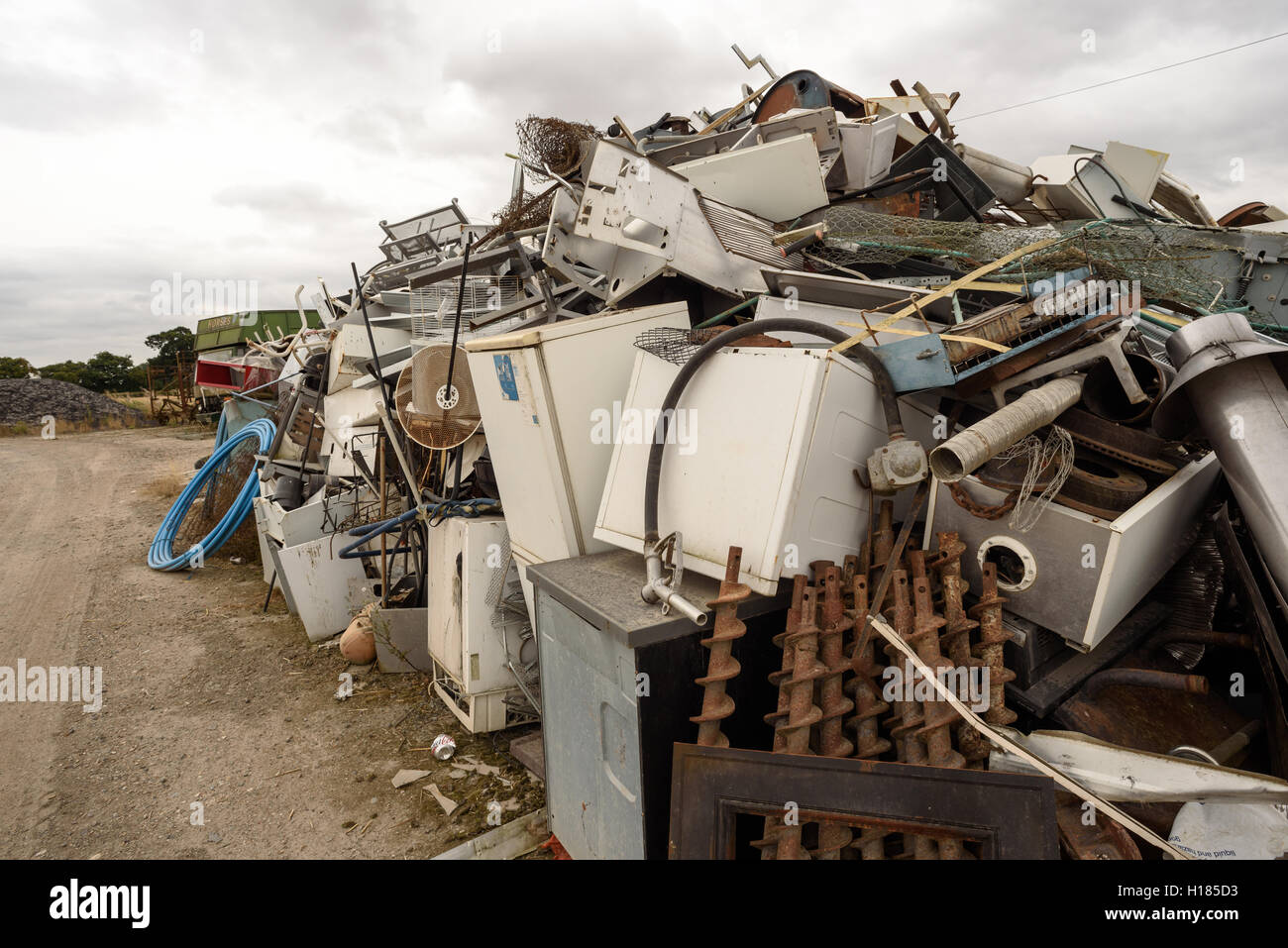 Haufen Schrott Metall und Küche waren gesammelt auf einem Schrottplatz für das recycling Stockfoto